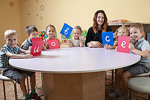 头像,高兴,教师,孩子,拿着,字母,卡,桌子,教室