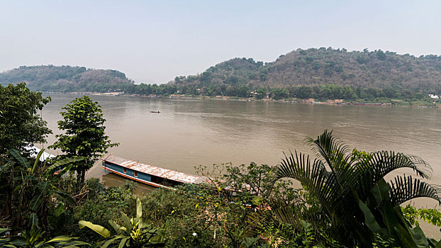 老挝琅勃拉邦古城旁的湄公河风光