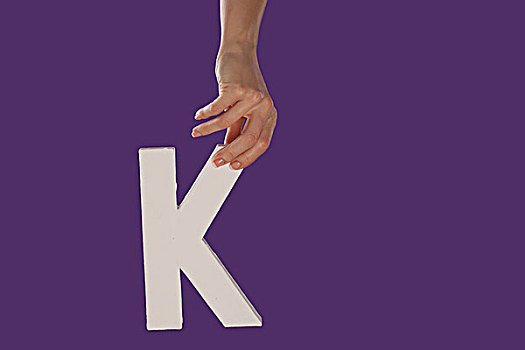 女性,握着,向上,字母k,上面