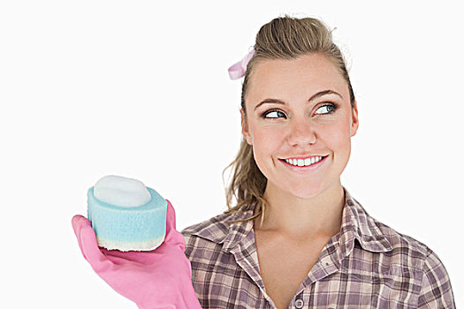 微笑,女人,拿着,肥皂泡,上方,海绵,白色背景