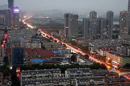 山东省日照市,暴雨突袭,马路秒变停车场,有人堵在路上2个小时