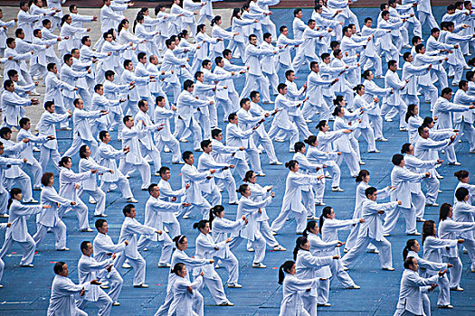 长安汽车集团成立161周年庆典会上表演的,千人太极拳