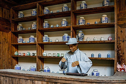 江西景德镇古窑民俗博览馆内瓷器销售制作流程蜡像展示