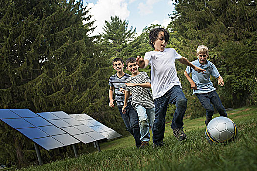 男孩,跑,球,过去,太阳能电池板,木头