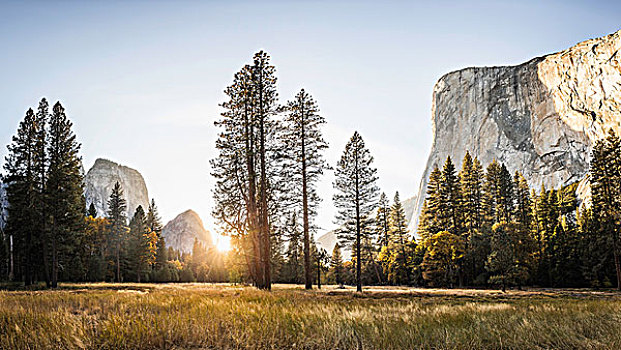 草地,岩石构造,日落,优胜美地国家公园,加利福尼亚,美国