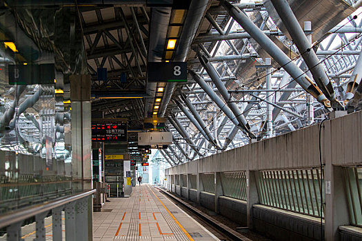 台湾台中,高速铁路车站的月台