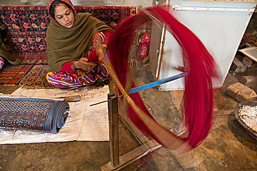 亚洲,印度,拉贾斯坦邦,制作,地毯,女人,旋转,毛织品,红色,彩色,使用,只有