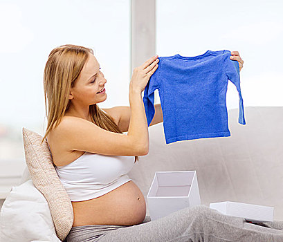 怀孕,母性,庆贺,概念,微笑,孕妇,坐,沙发,打开,礼盒,蓝色,开襟羊毛衫