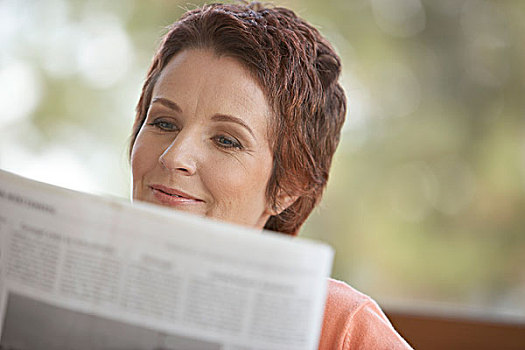 成年,女人,读报