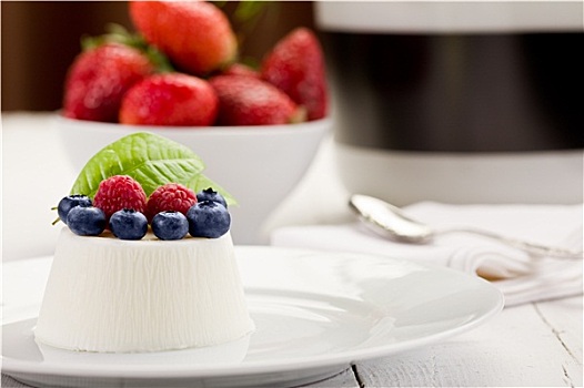 意大利布丁,浆果,白色背景,桌子