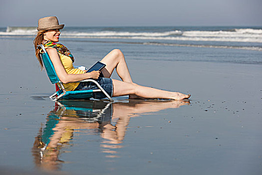 女人,太阳帽,围巾,海滩,新泽西,岸边,坐,拿着
