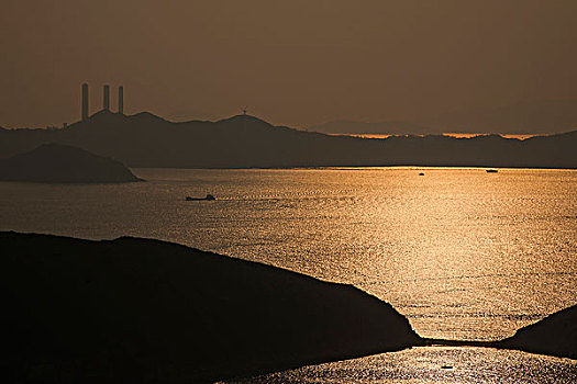 香港海洋公园远眺夕阳西下的香港仔海峡谷口