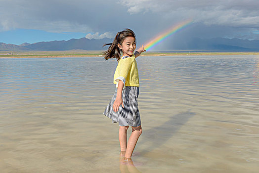 茶卡盐湖的时尚女孩与彩虹