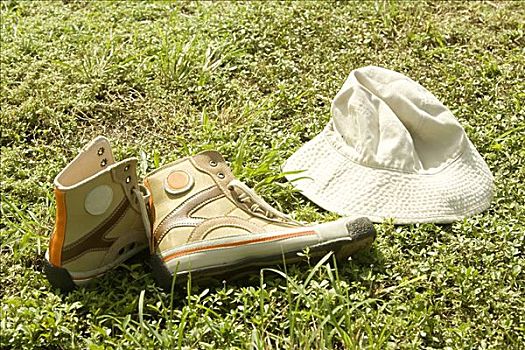 俯拍,一双鞋,帽子,草地