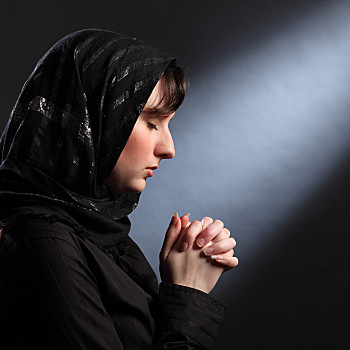 双手合十祈祷图片女子图片