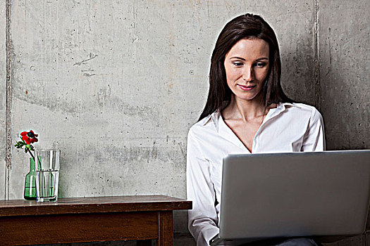 职业女性,看,笔记本电脑,显示屏