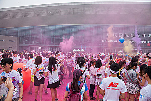 2014年5月24日,重庆博览中心,彩跑,中的年青人