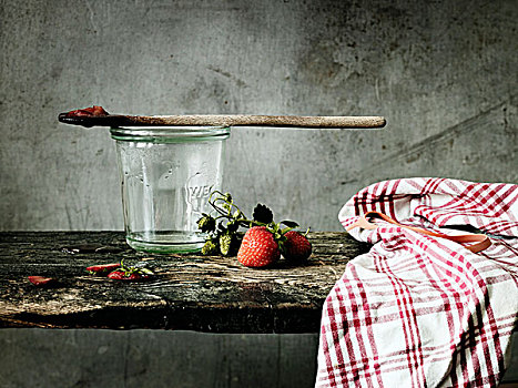 罐,木勺,茶巾,草莓,木板