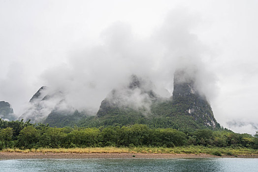 烟雨中的中国桂林漓江山水风光