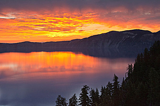 日出,火山湖国家公园,俄勒冈,美国