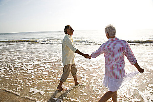 老年,夫妻,漫步,海滩,握手