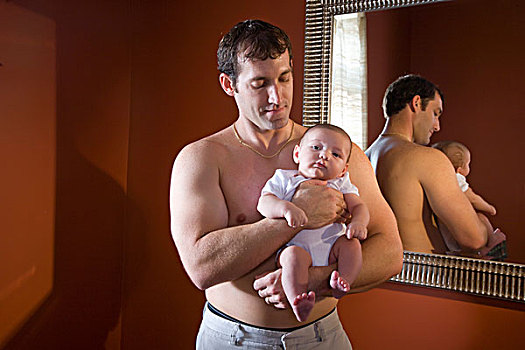 肖像,健壮,敞胸,男人,拿着,3个月大,婴儿,正面,镜子