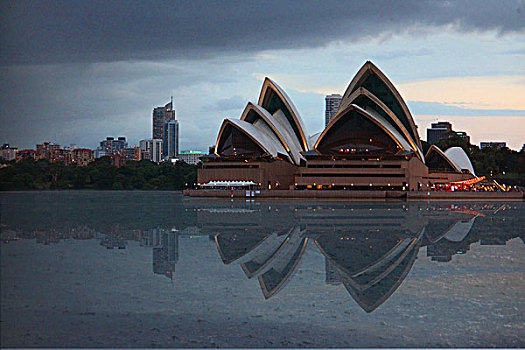 澳大利亚地标建筑悉尼世界遗产海港大桥和帆船歌剧院的黄昏壮观宽幕夜景