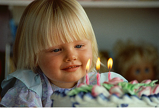 女孩,看,蜡烛,生日蛋糕