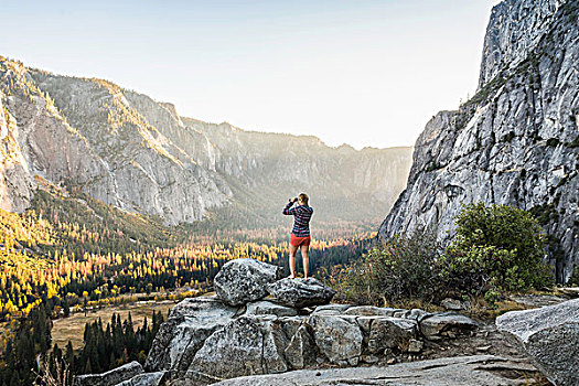 女人,漂石,向外看,山谷,树林,双筒望远镜,优胜美地国家公园,加利福尼亚,美国