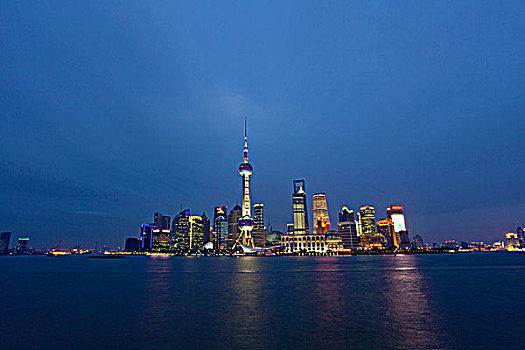 上海浦东陆家嘴金融区的夜景