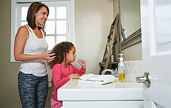 母女,卫生间,水槽,刷牙