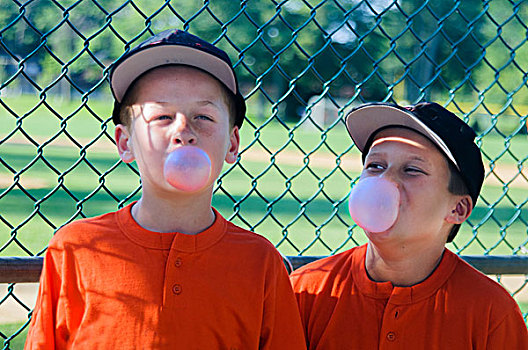 两个,男青年,棒球手,吹泡泡,泡泡糖