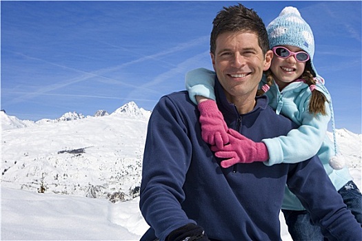 女孩,6-8岁,搂抱,父亲,雪中,地点,微笑,头像,山脉,背景