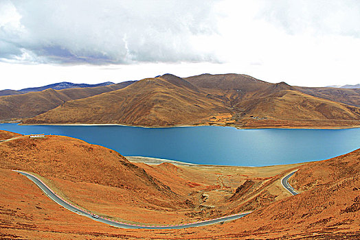 中国西藏羊湖羊卓雍措徒步旅行山脉蔚蓝天空tibet,lhasa,yamdroktso,china