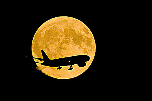 客机,满月