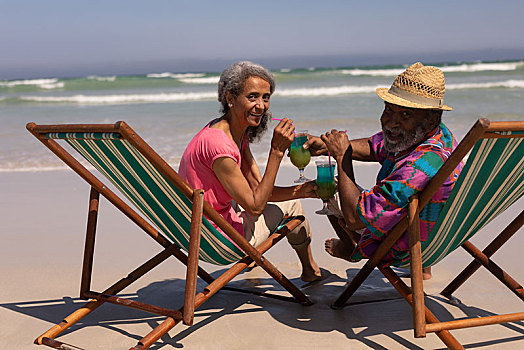 老年,夫妻,放松,沙滩椅,喝,鸡尾酒,海滩
