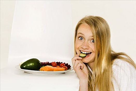 女孩,咬,黄瓜,旁侧,盘子,蔬菜