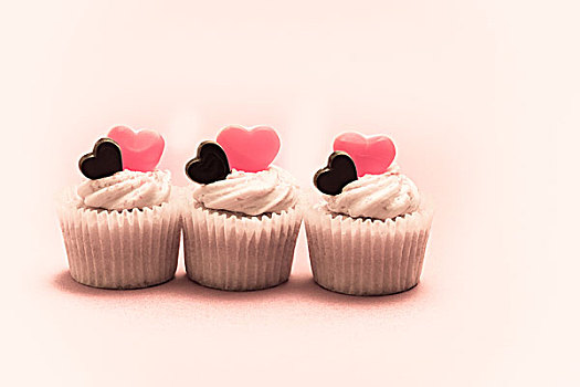 三个,情人节,杯形蛋糕,排列,苍白,粉色背景