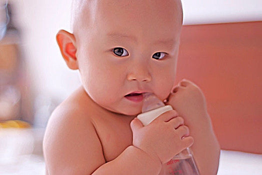 抱着奶瓶的婴儿特写镜头