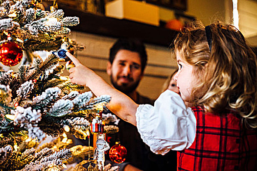 女性,幼儿,父母,指点,圣诞树装饰物