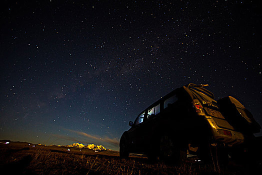 星空下的越野车