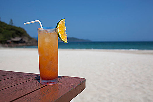 玻璃杯,饮料,木桌子,海滩,晴天