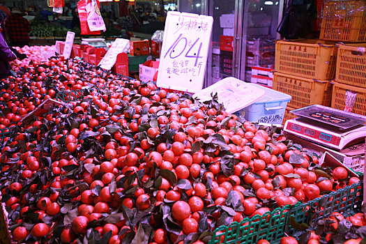 广东省广州市,实拍黄埔区沙步农贸市场,鸡鸭鱼肉琳琅满目供应充足