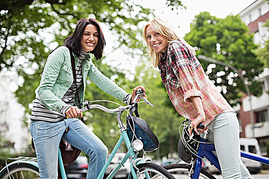 女人,坐,自行车,城市街道