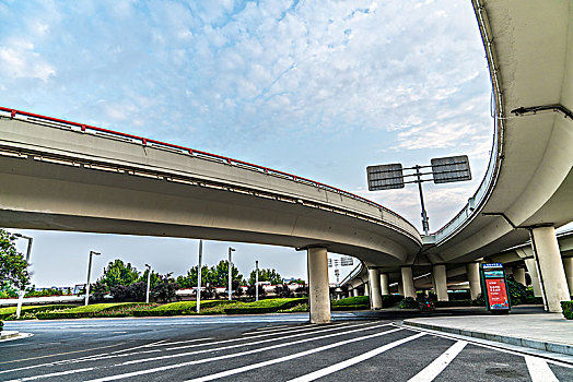 空无一人的繁华公路