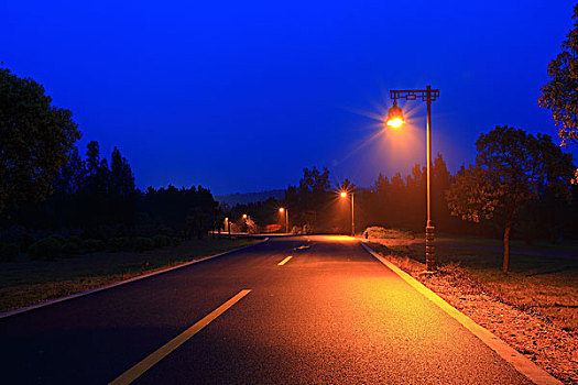 浙江舟山柏油路夜景