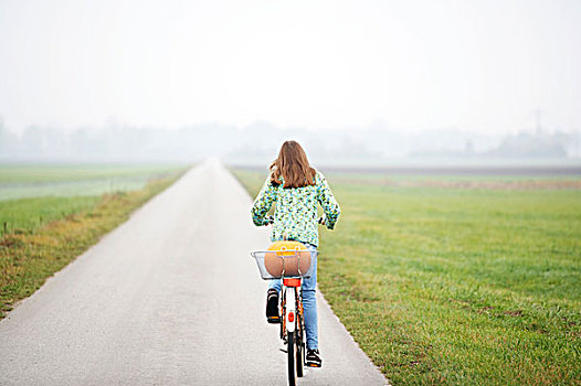 骑自行车,女孩