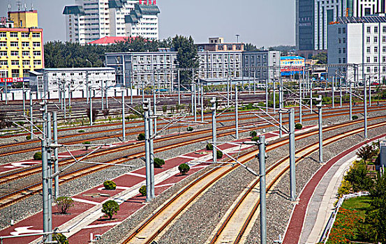 北京南站整齐而密集的铁路线路和输电线