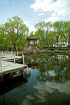 中國古典園林湖泊中的石板橋和涼亭