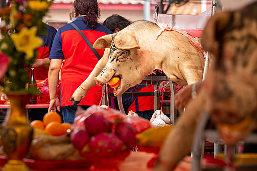 中国鬼节中元普渡信众用大神猪祭祀鬼神